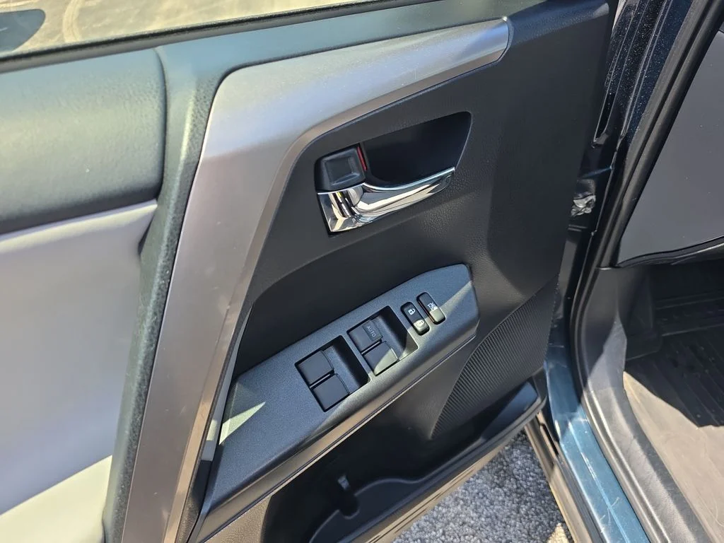 Used 2018 Galactic Aqua Mica Toyota XLE image 21