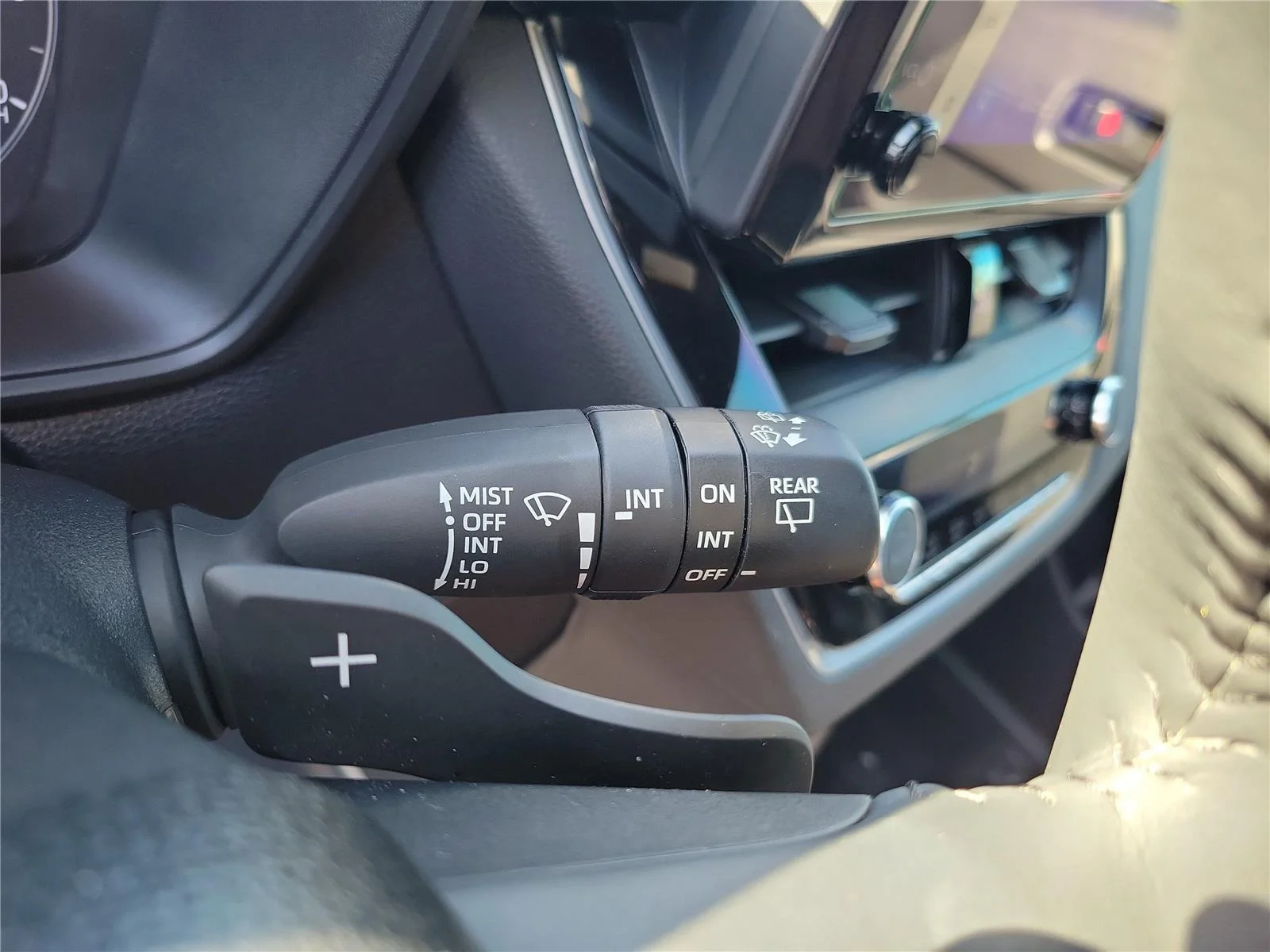Used 2024 Wind Chill Pearl Toyota Hybrid SE image 27