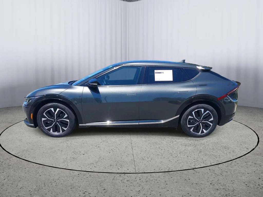 Used 2023 Gray Kia Wind image 6