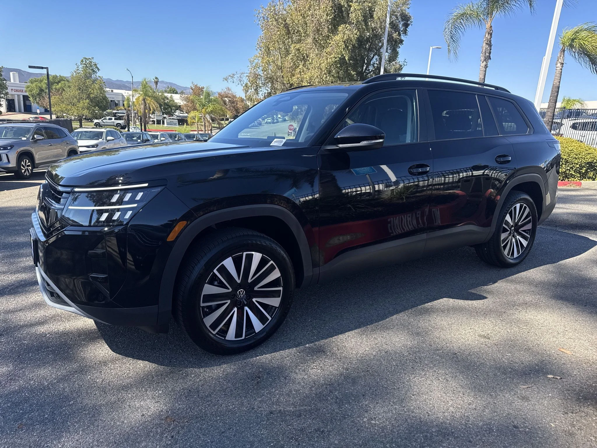 New 2027 Deep Black Pearl Volkswagen SE w/Technology image 3