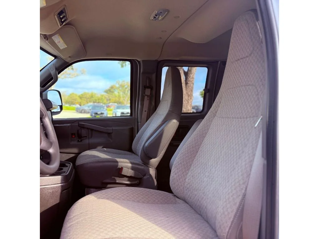 Used 2025 Summit White Chevrolet LT image 21