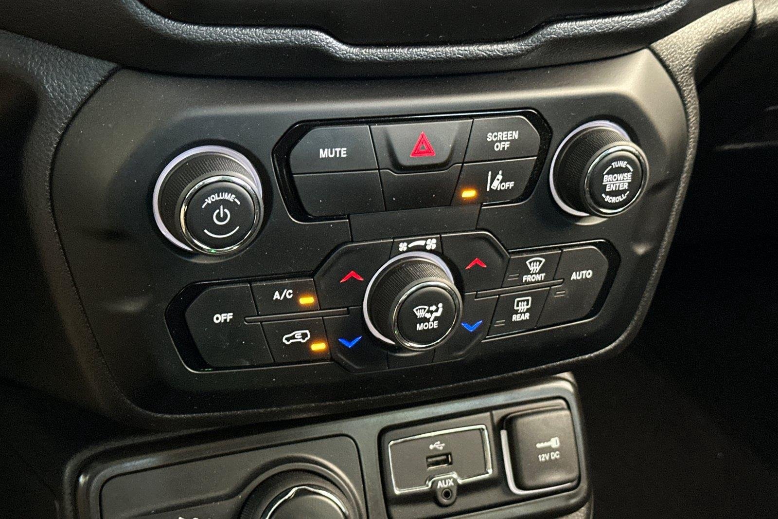 Used 2023 Black Clearcoat Jeep Altitude image 20