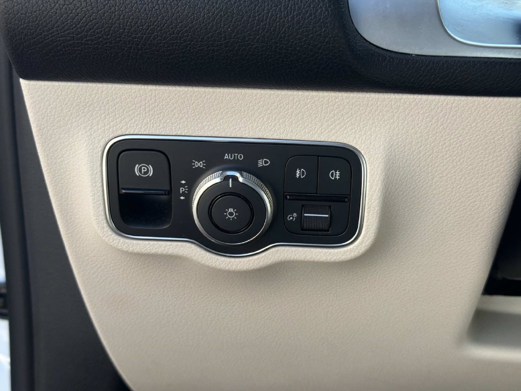 Used 2023  Mercedes-Benz GLB 250 image 21
