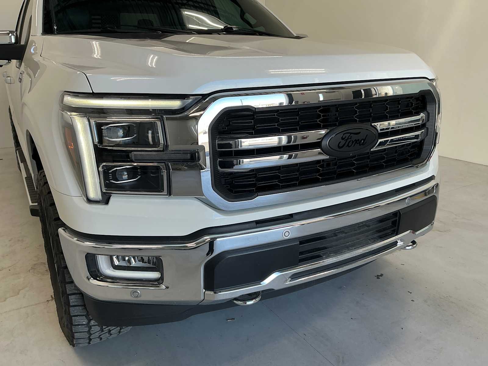 Used 2024 Star White Metallic Tri-Coat Ford LARIAT image 5
