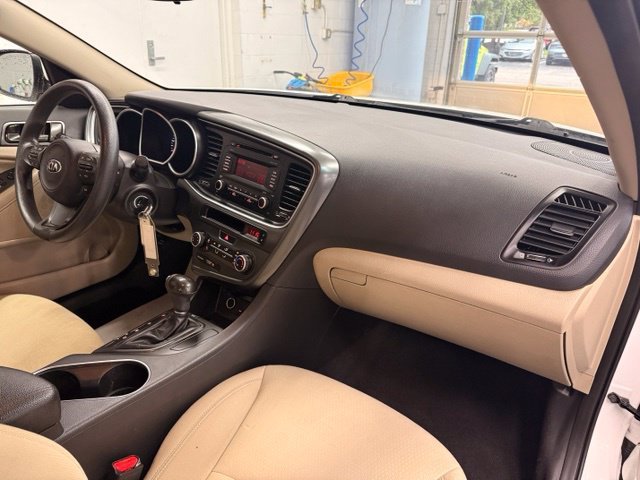 Used 2015 White Kia LX image 25