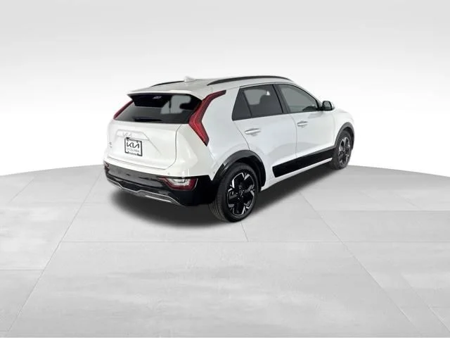 Used 2023 White Kia Wave image 7