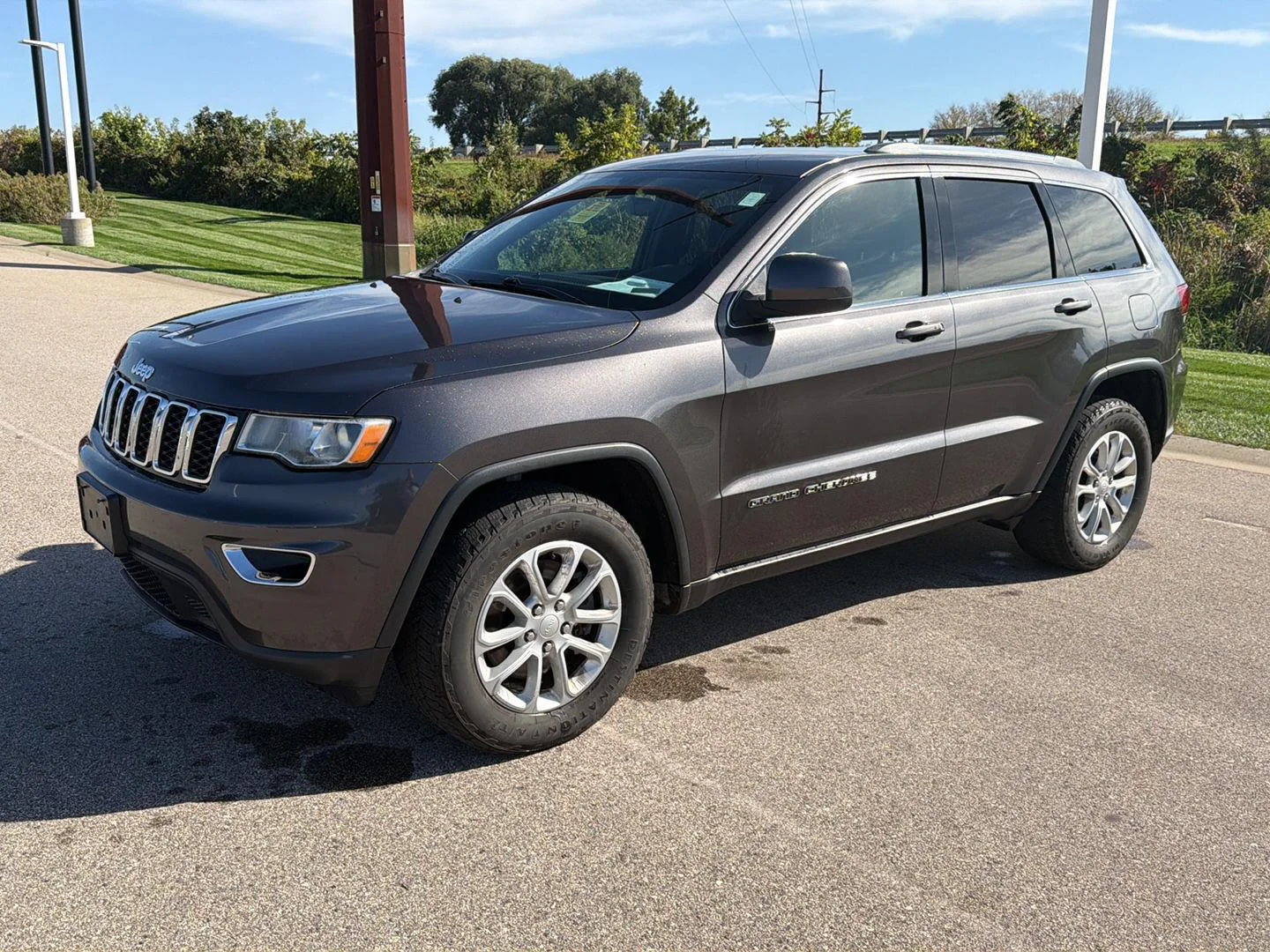 Used 2021 Granite Crystal Metallic Clearcoat Jeep Laredo E image 5