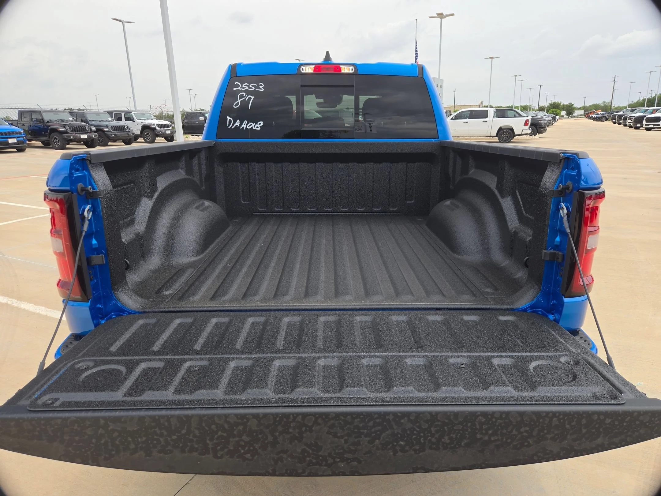 New 2026 Hydro Blue Pearl-Coat Exterior Paint RAM Big Horn/Lone Star image 23