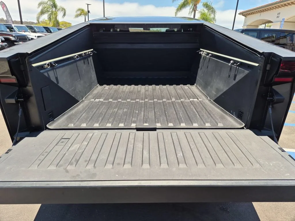 Used 2025  Tesla Long Range image 27