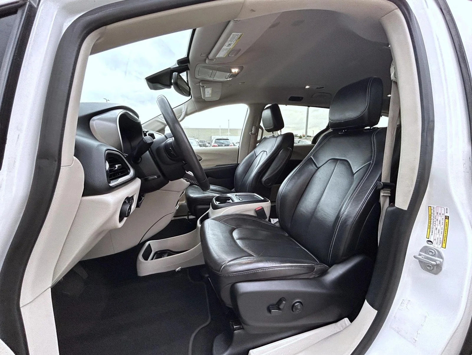 Used 2022 White Chrysler Touring L image 10