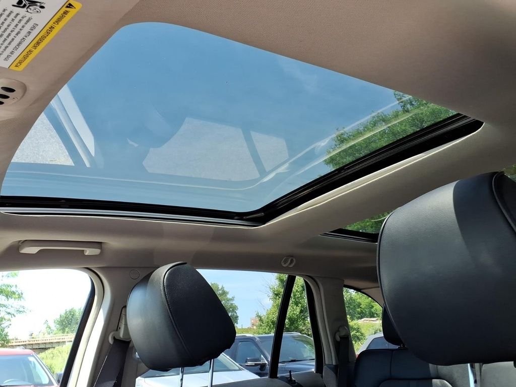 Used 2015 White Lincoln Base image 4