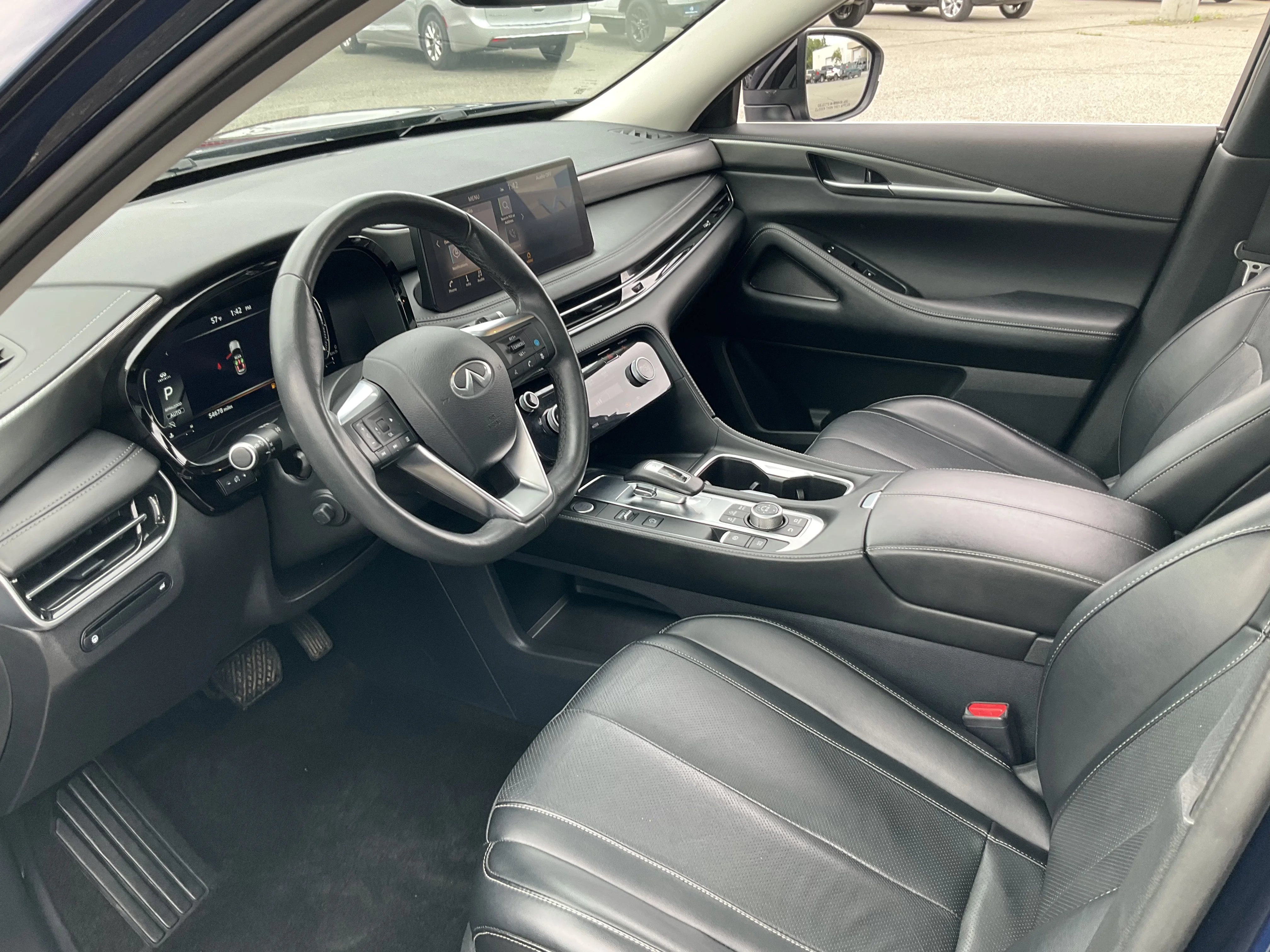 Used 2024 Grand Blue INFINITI LUXE image 5