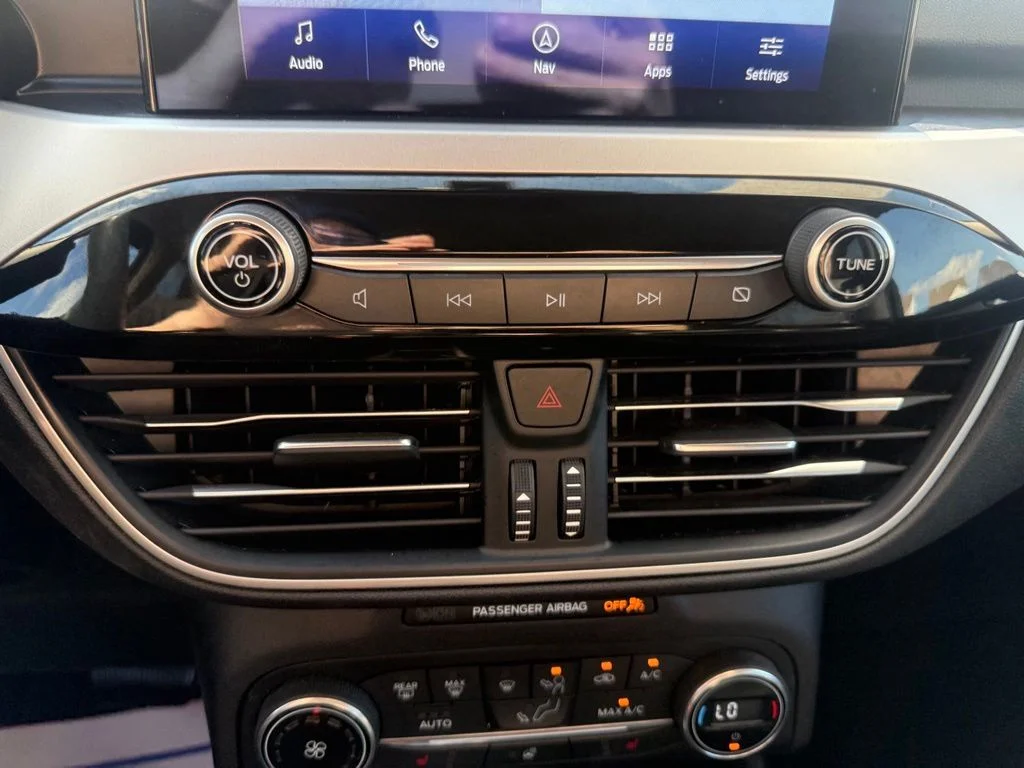 Used 2020 Green Metallic Ford SEL image 23