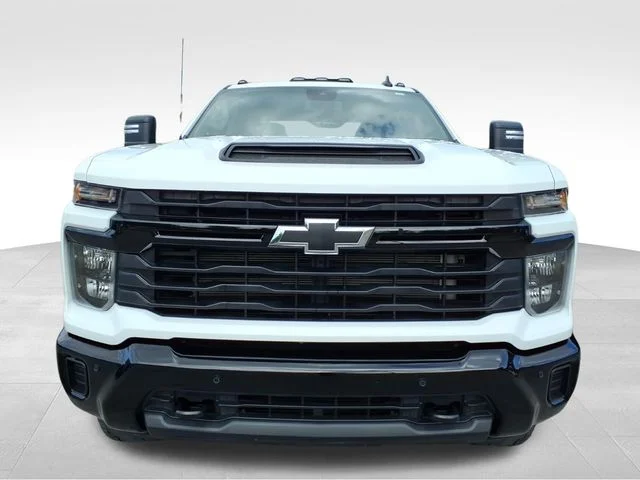 Used 2025 White Chevrolet Custom image 14