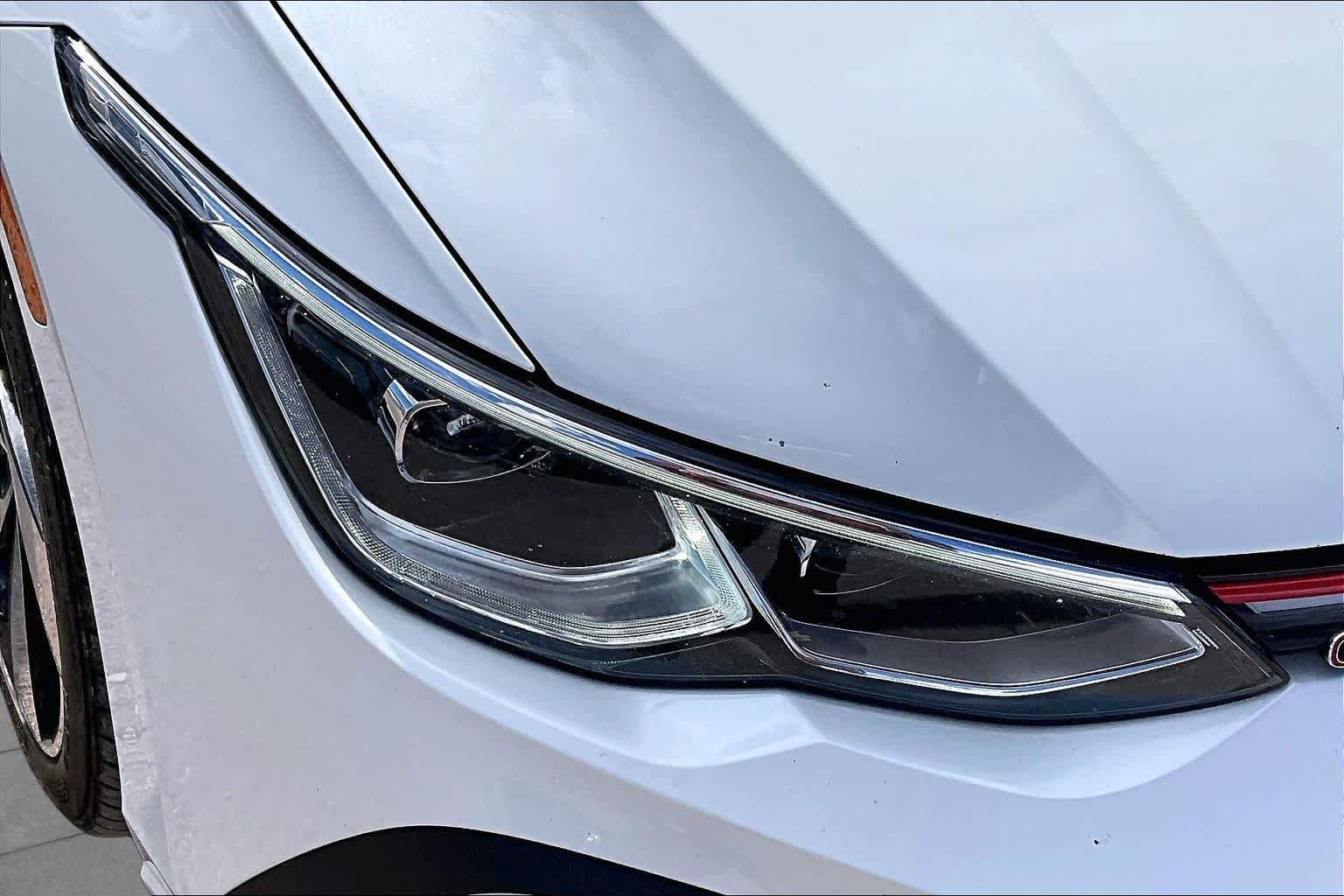 Used 2022 Oryx White Pearl Volkswagen SE image 25