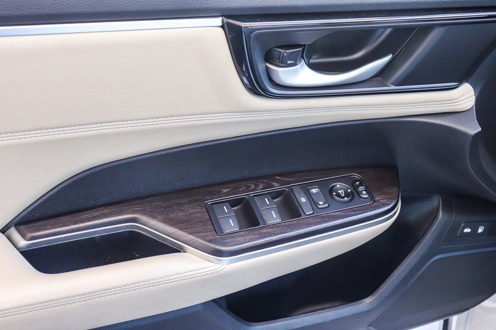 Used 2019 Platinum White Honda Base image 24