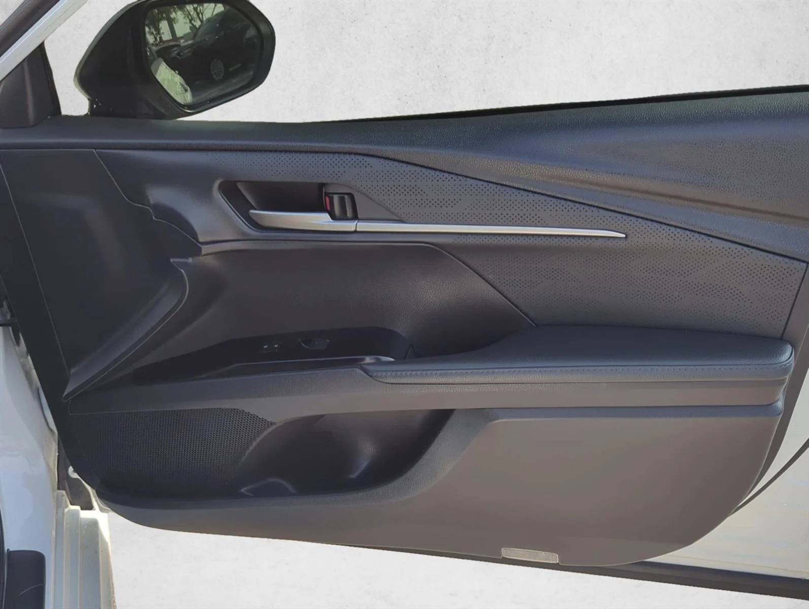 Used 2025 Wind Chill Pearl Toyota XSE image 24