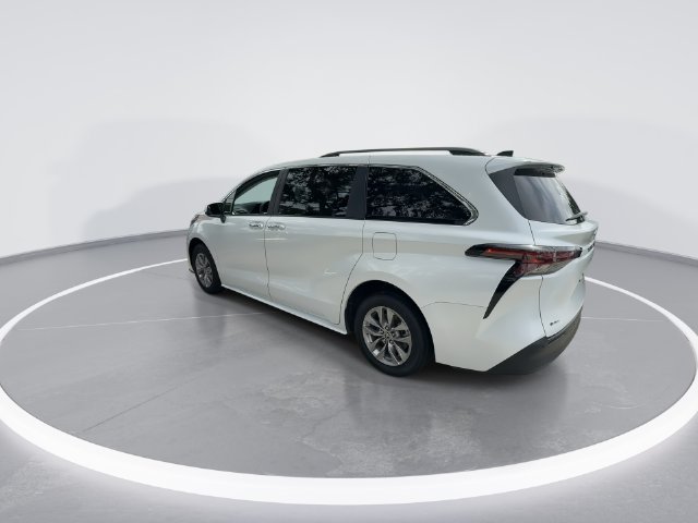 2025 Toyota Sienna XLE - Photo 6
