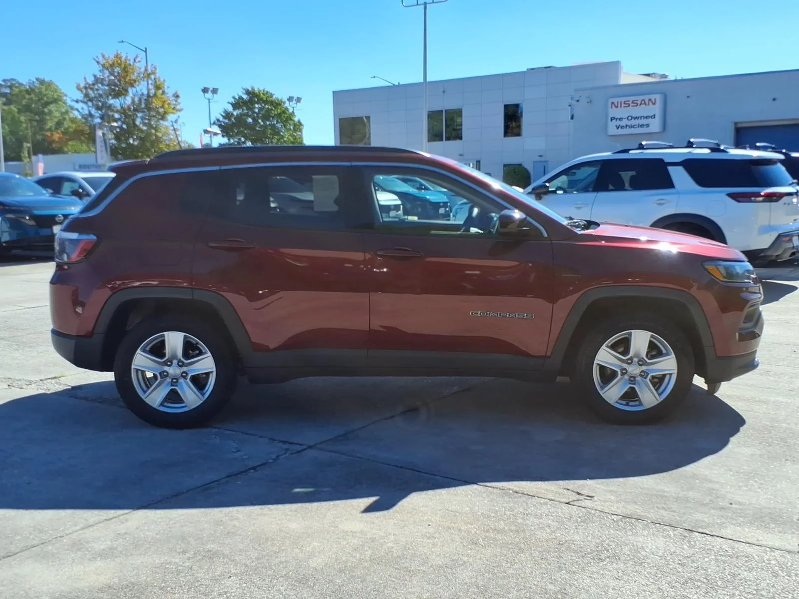 Used 2022 Velvet Red Pearlcoat Jeep Latitude image 6