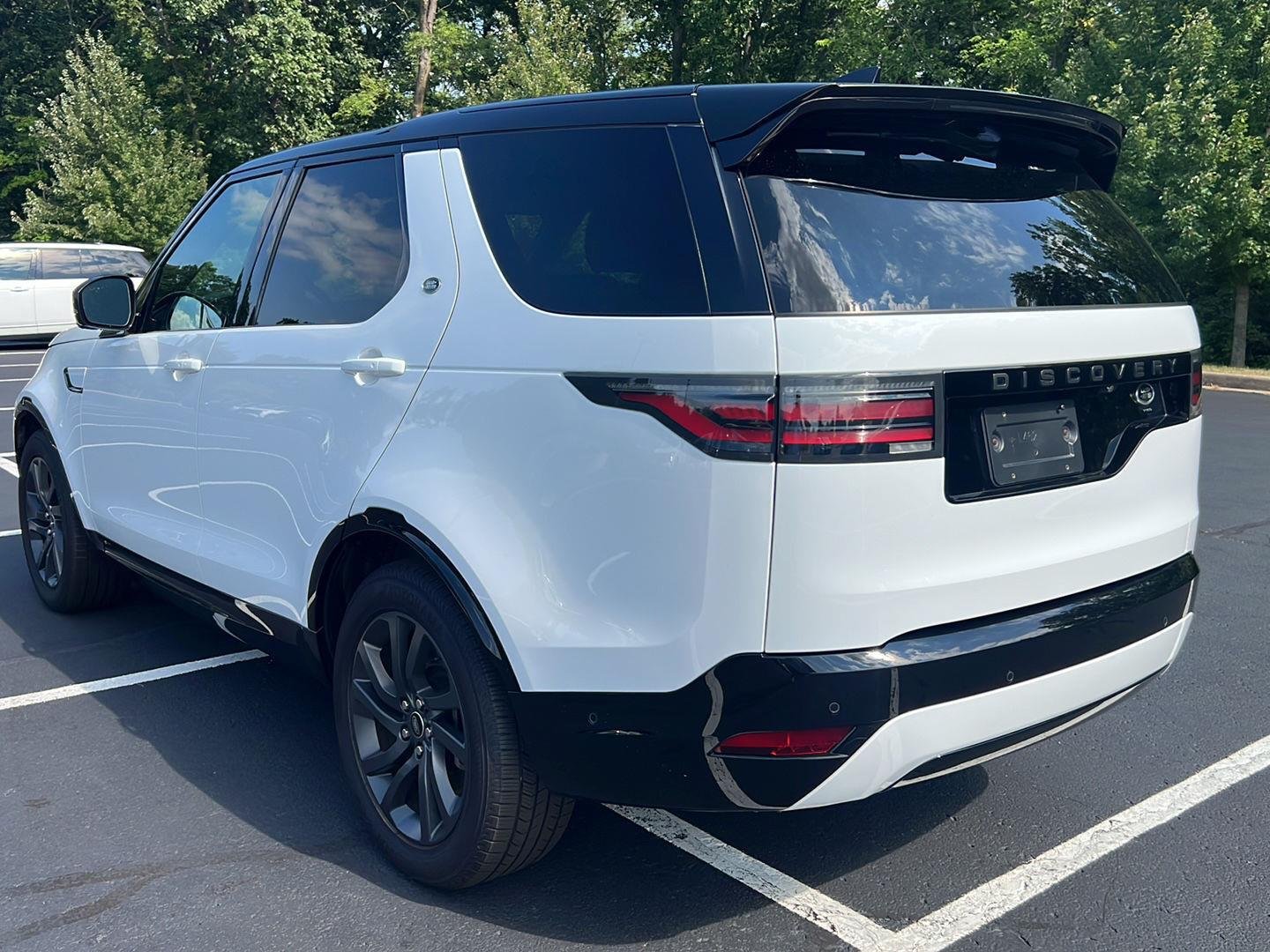 Used 2022 Fuji White Land Rover S R-Dynamic image 3
