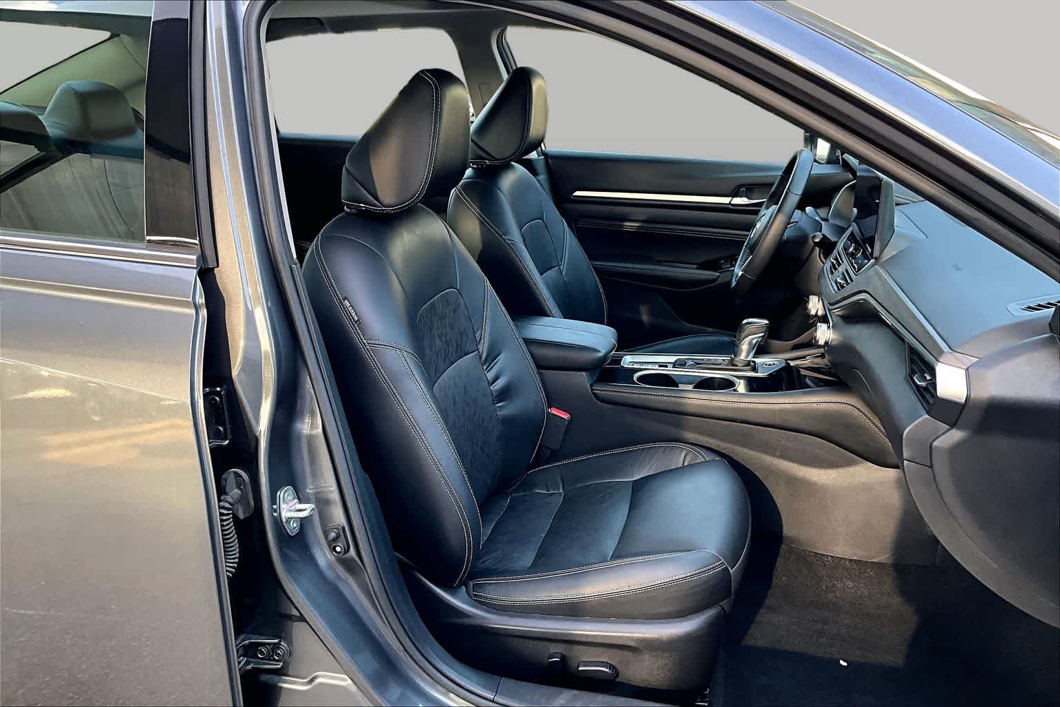 Used 2023 Gun Metallic Nissan 2.5 SL image 9