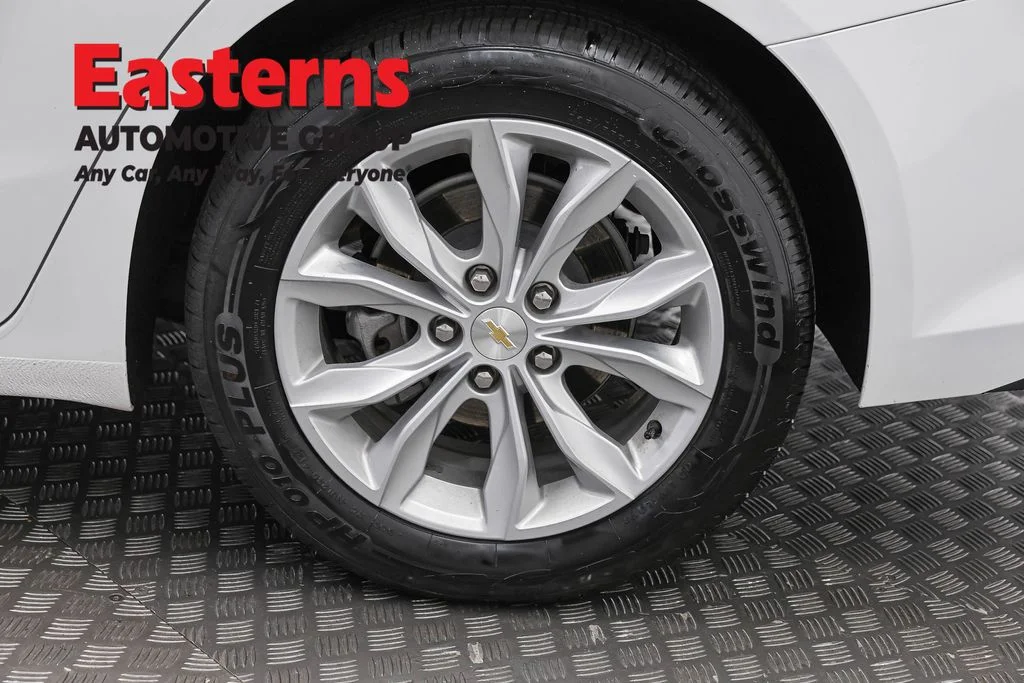 Used 2025 White Chevrolet LT image 33