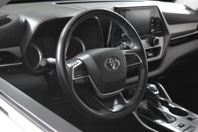 2022 Toyota Highlander LE - Photo 22