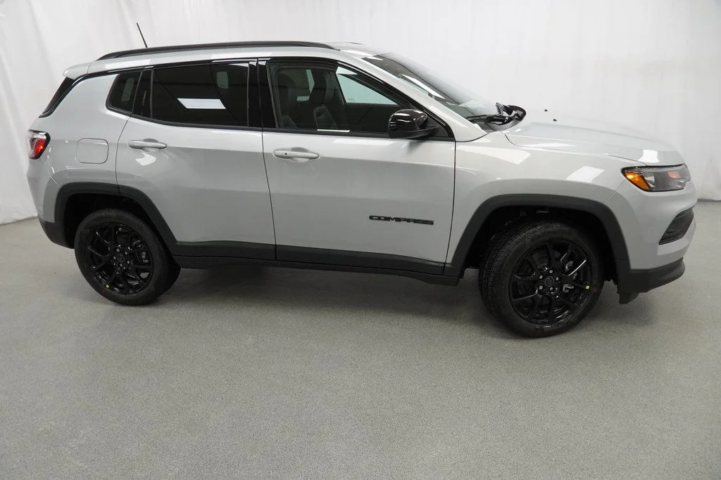 New 2026 Silver Zynith Metallic Clear-Coat Exterior Paint Jeep Latitude image 9