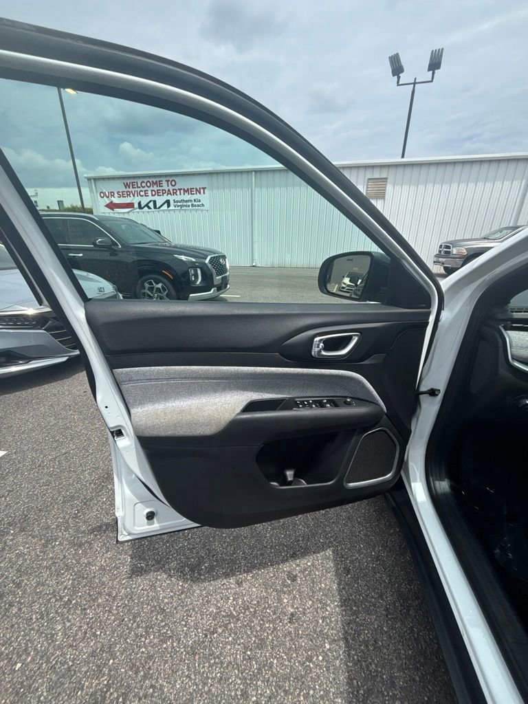 Used 2024 White Jeep Latitude image 12