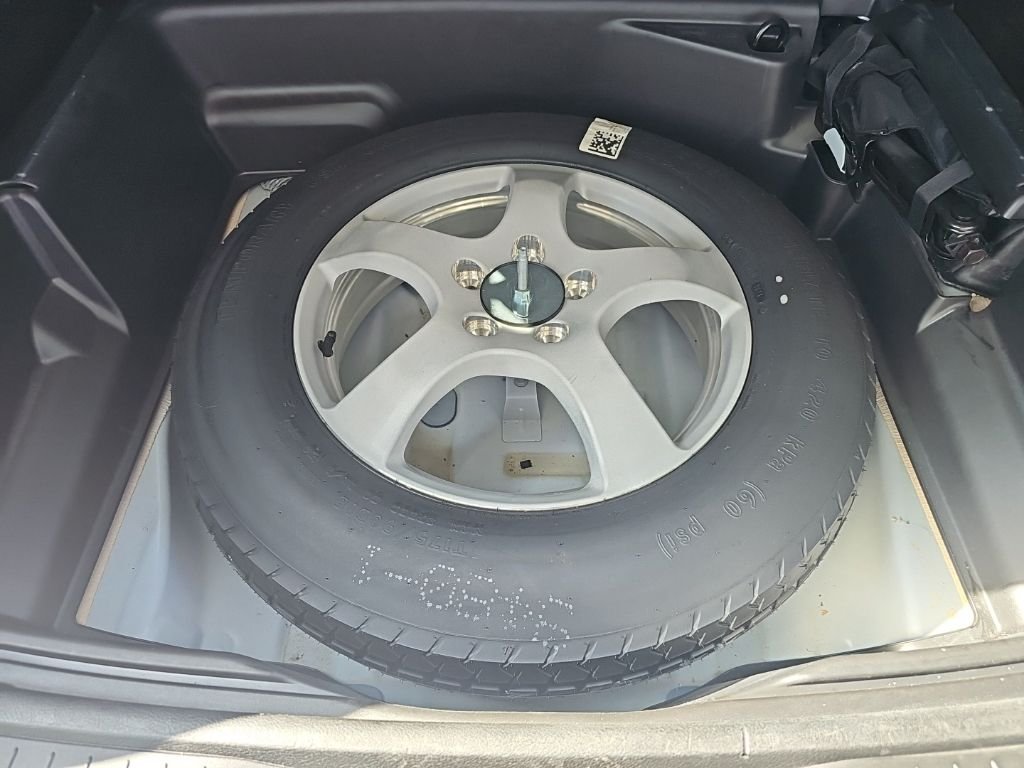Used 2024 White/off-white Jeep Limited image 35
