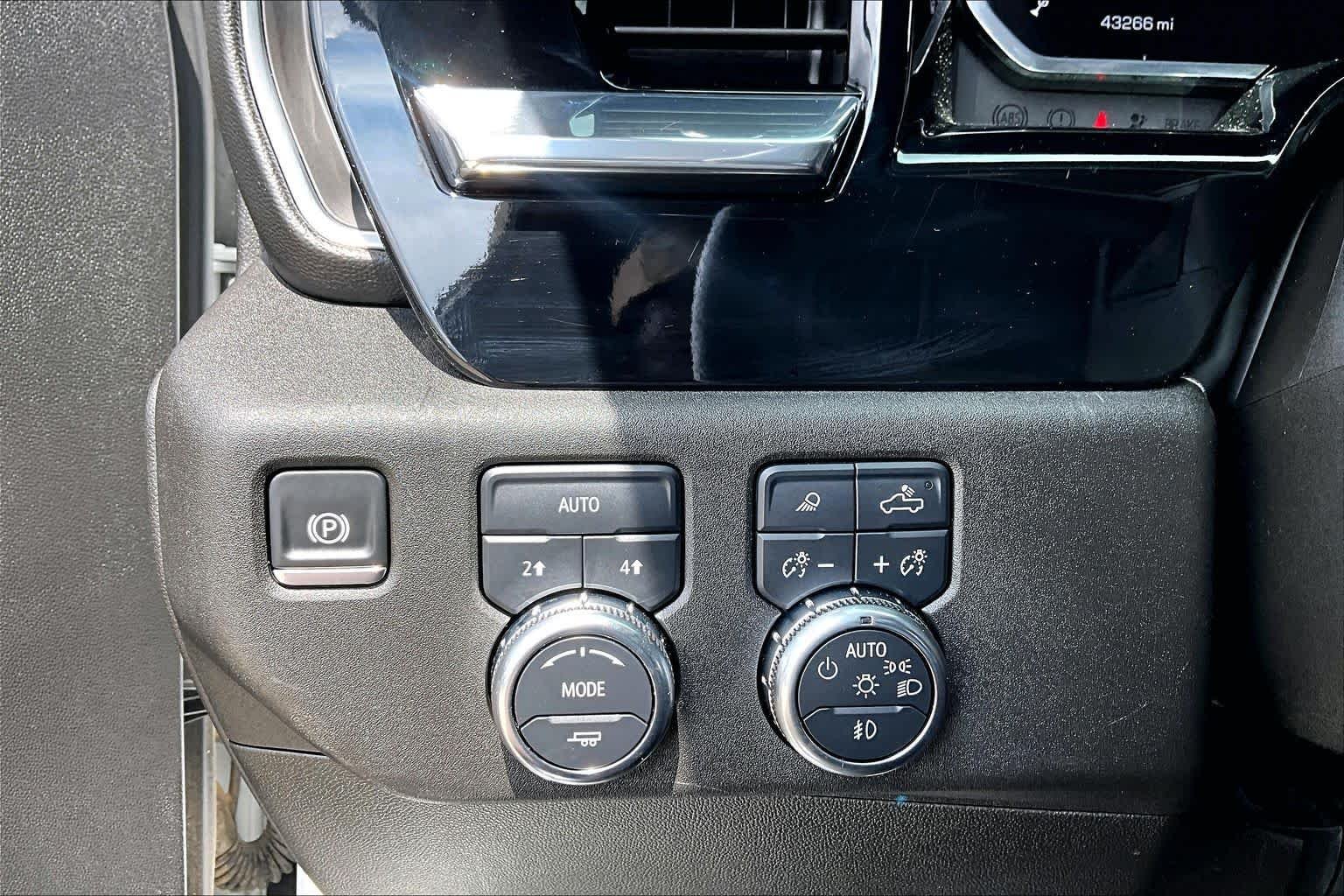 Used 2025 Summit White GMC SLT image 36