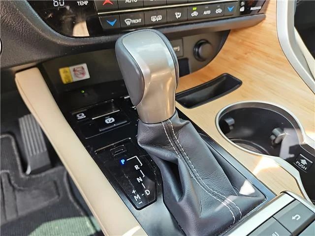 Used 2022 Eminent White Pearl Lexus Front-Wheel Drive image 18