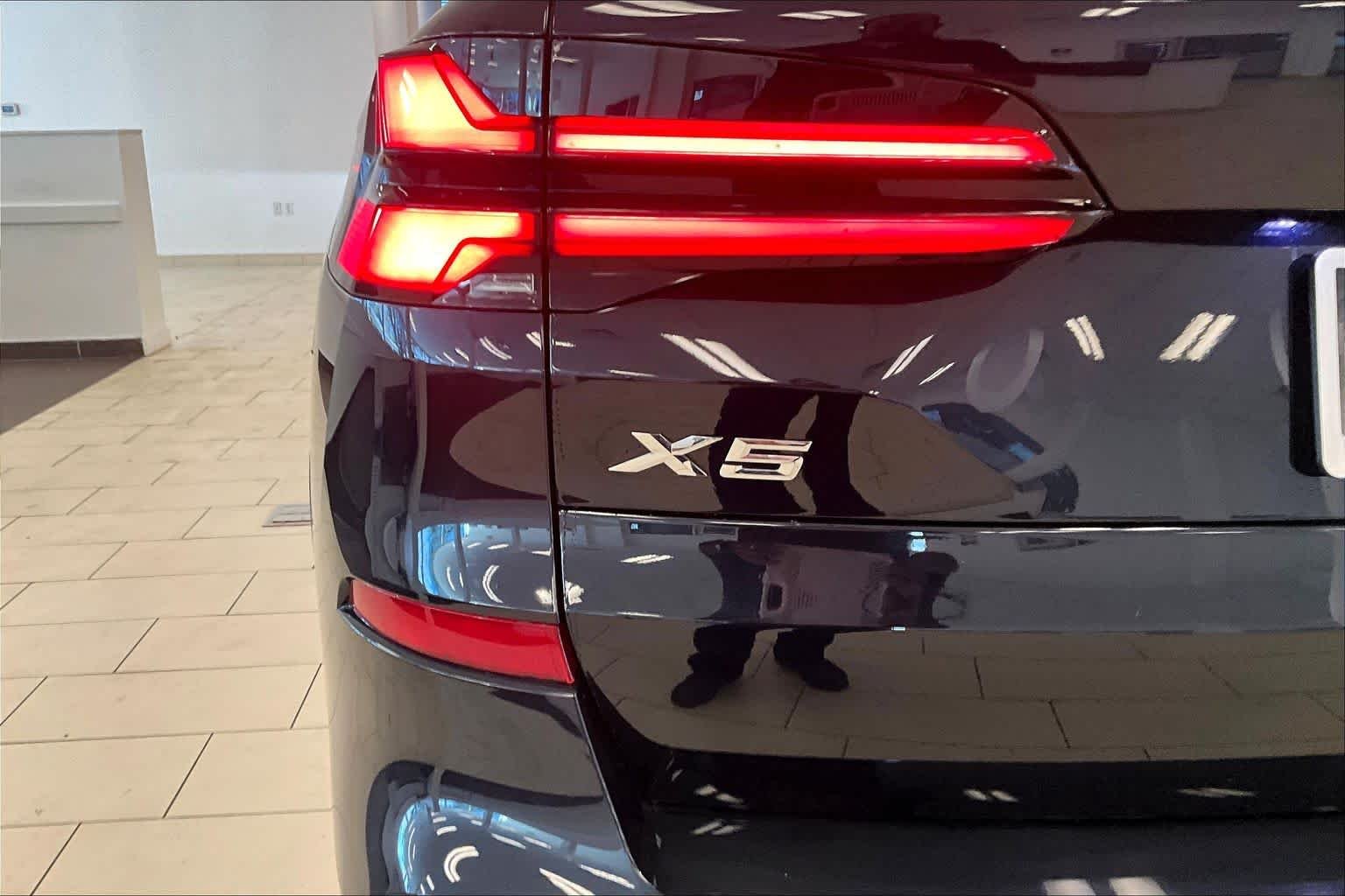 Used 2026 Carbon Black Metallic BMW xDrive40i image 29