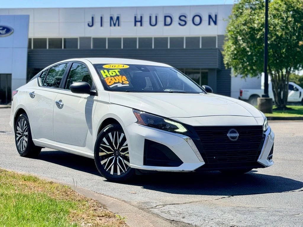 Used 2024 White Nissan 2.5 SV image 2
