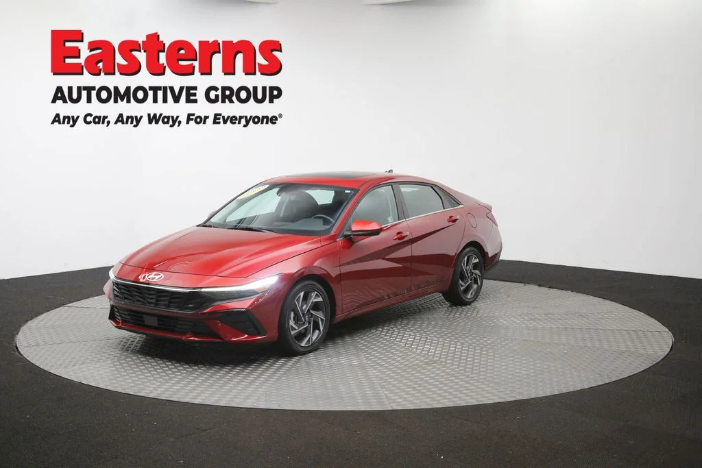 Used 2025 Red Hyundai SEL Convenience image 57