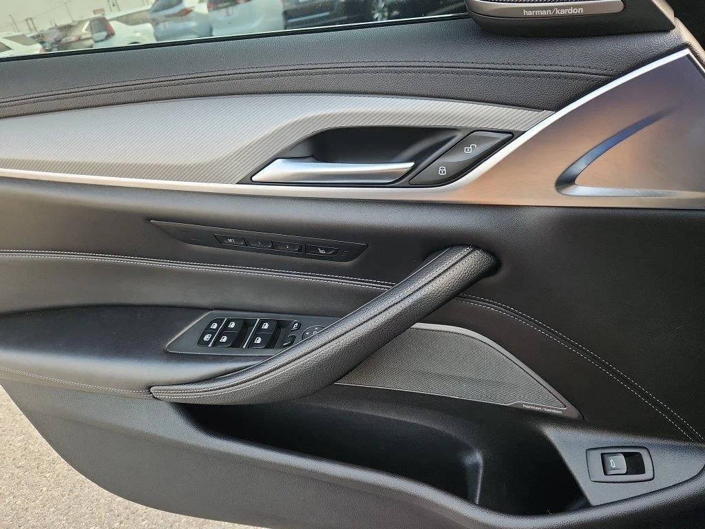 Used 2018 Marina Bay Blue Metallic BMW SD image 9