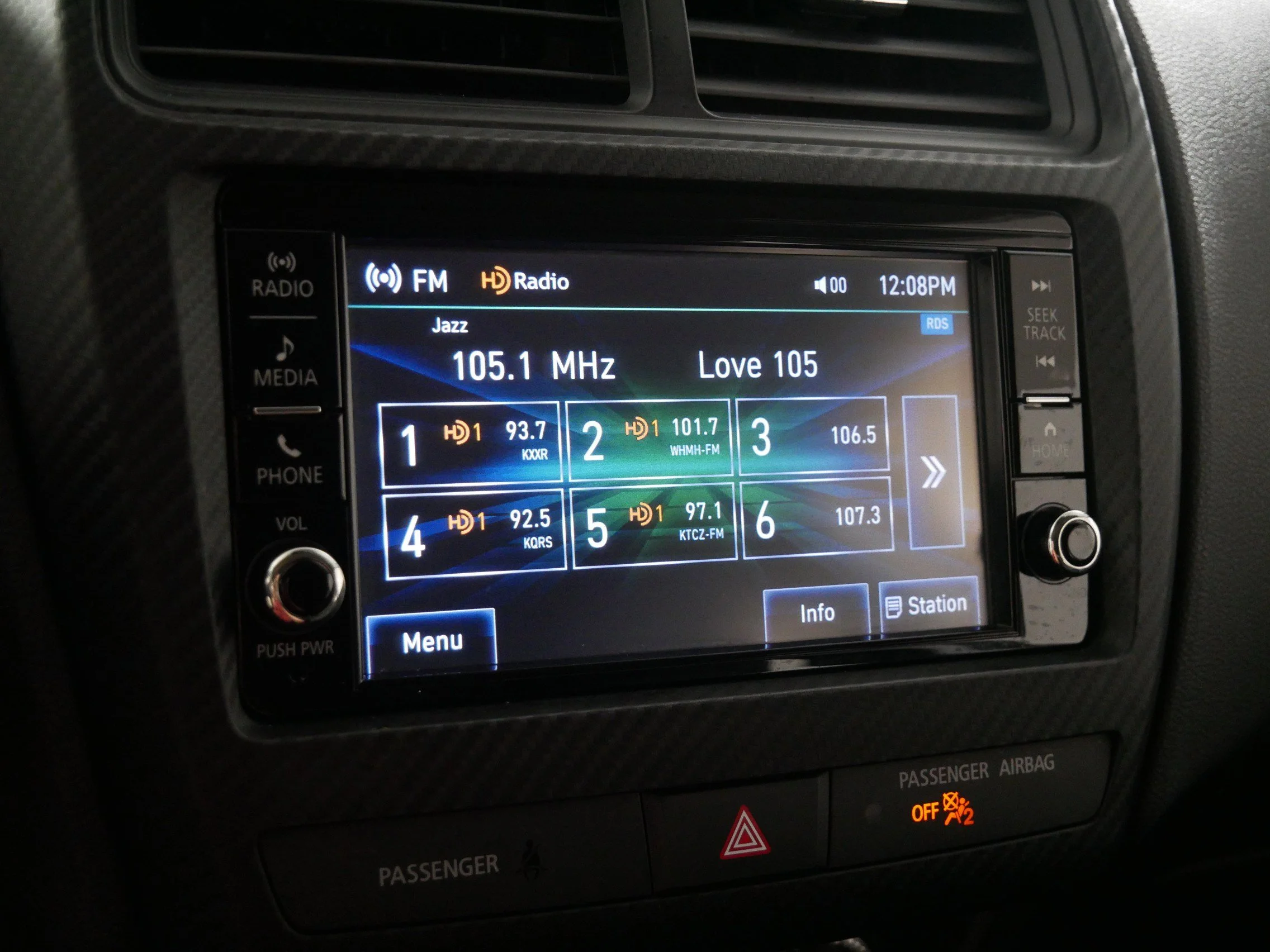 Used 2025 White Diamond Mitsubishi ES image 22