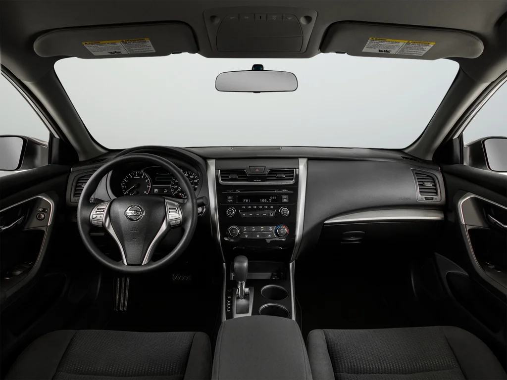 Used 2015 White Nissan 2.5 S image 23
