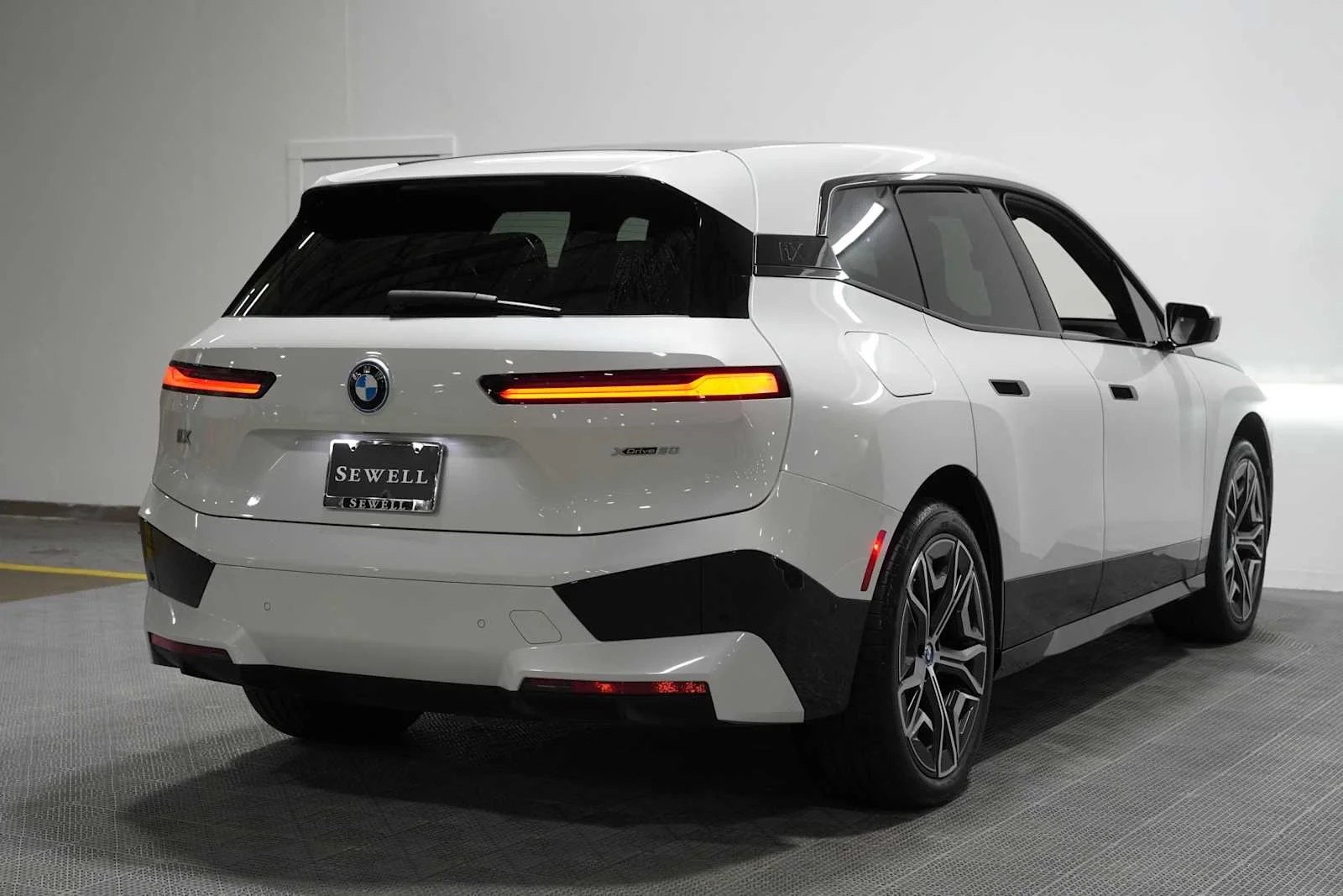 Certified Used 2024 Mineral White Metallic BMW xDrive50 image 4