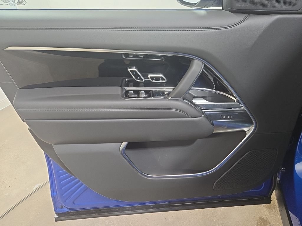 New 2026 Velocity Blue Land Rover SE image 22
