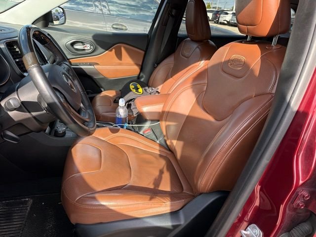 Used 2019 Velvet Jeep Overland image 11