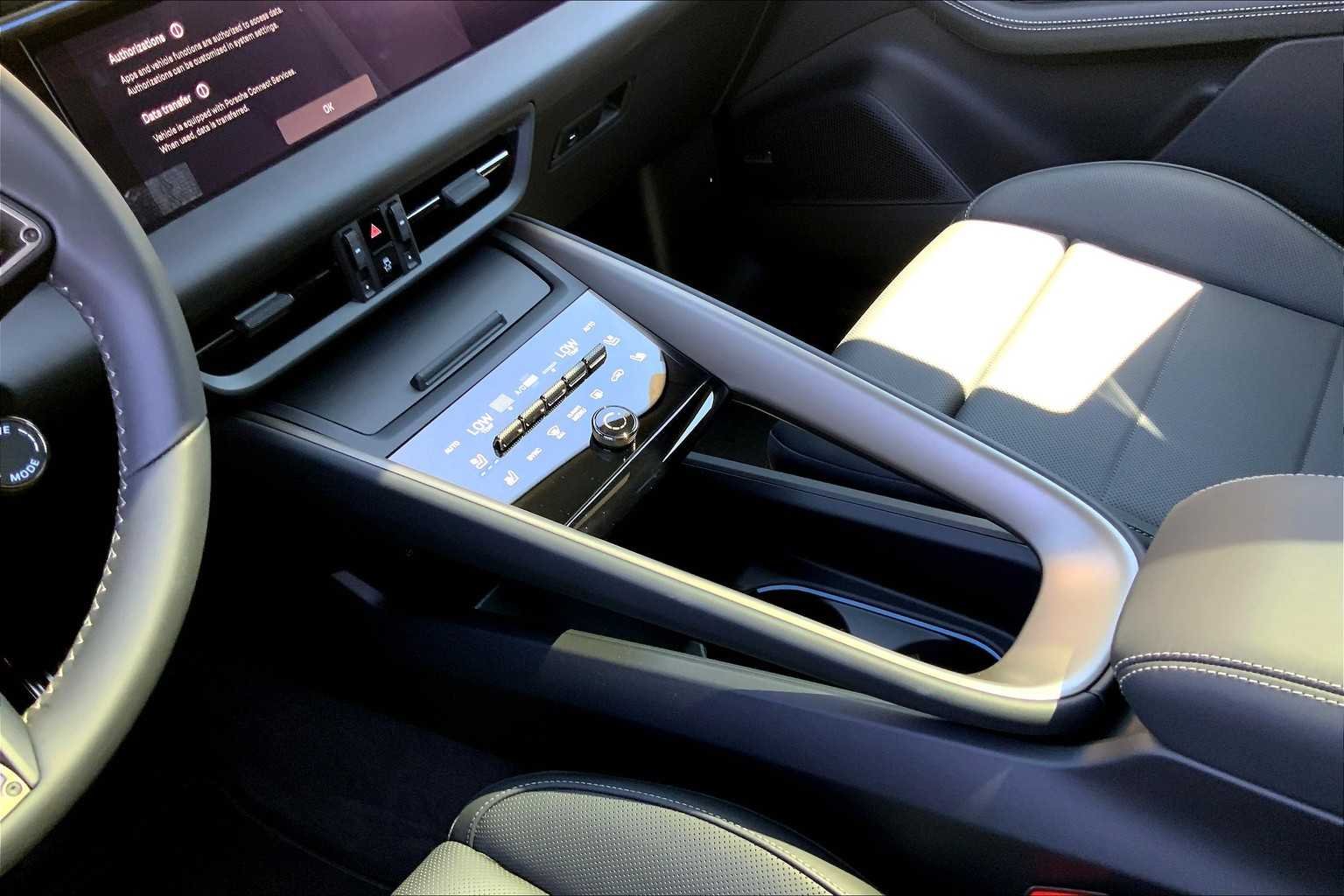 2025 Porsche Macan Turbo Electric - Photo 17