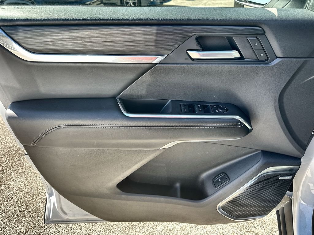 Used 2025 Summit White GMC Elevation image 22