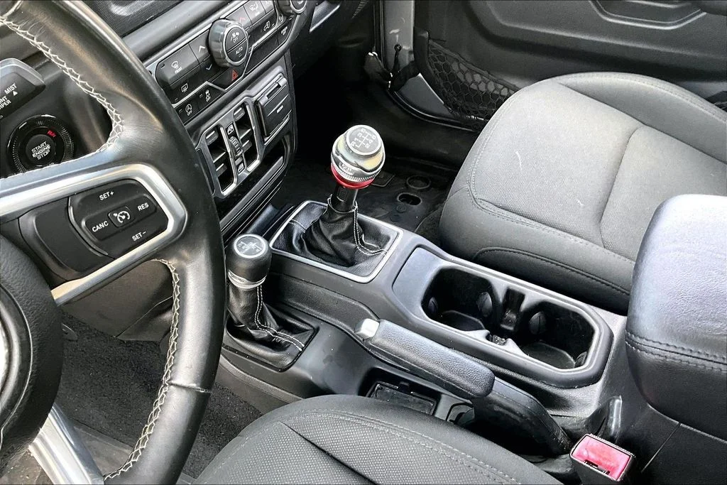 Used 2019 Silver Jeep Unlimited Sahara image 17