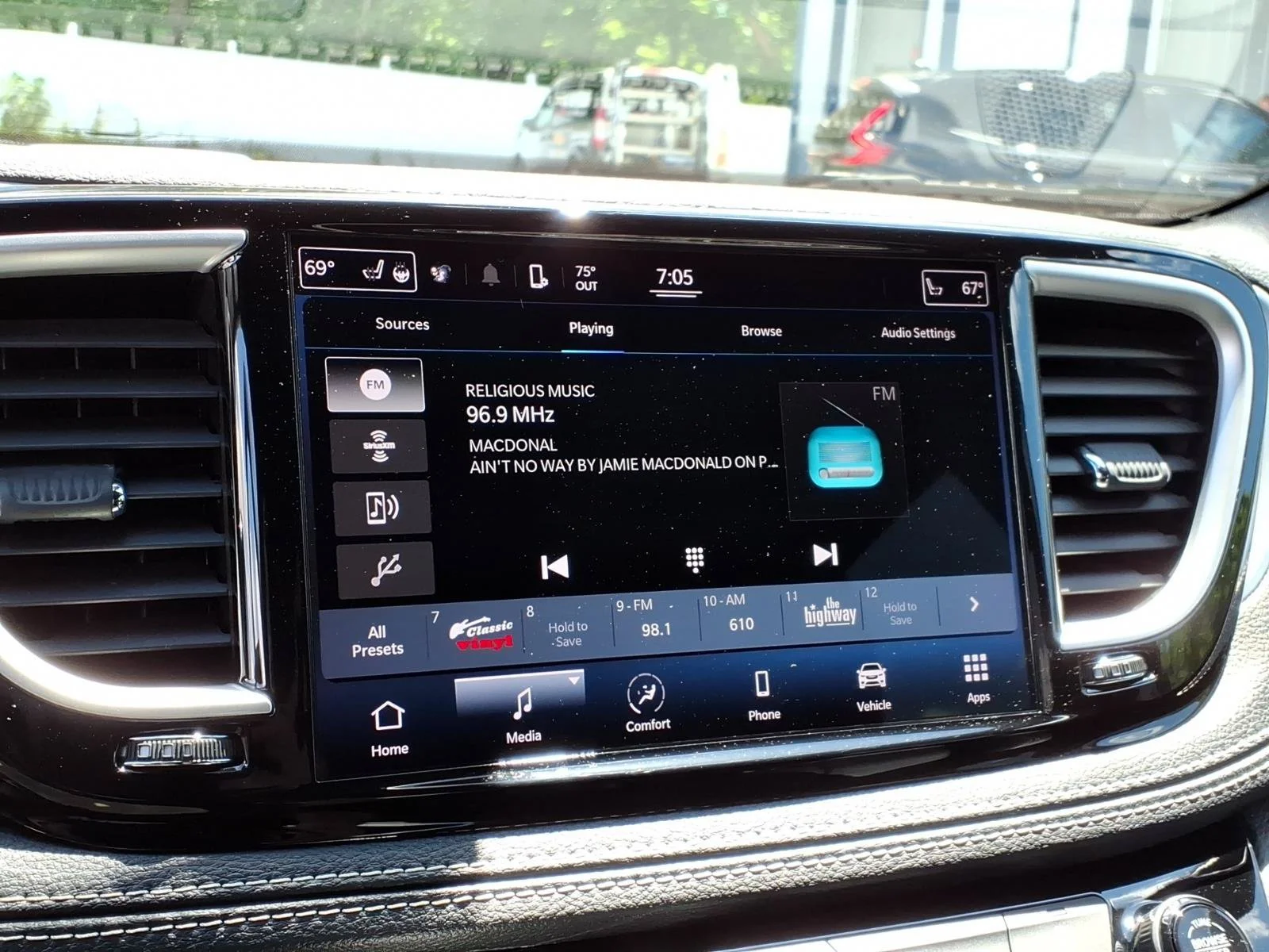 Used 2022 Brilliant Black Crystal Pearlcoat Chrysler Hybrid Touring L image 18