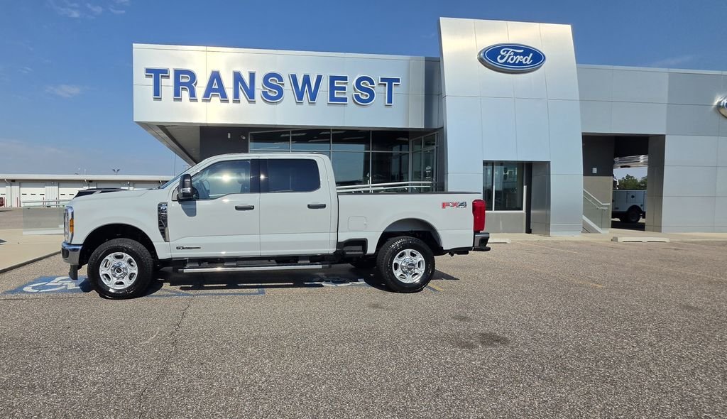 New 2026 Avalanche Ford F-350® XLT image 2