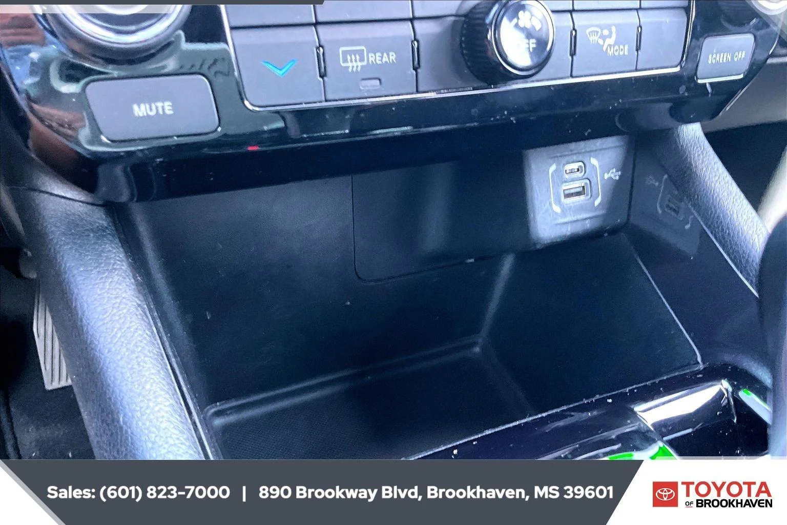 Used 2024 Red Hot Pearlcoat Jeep Latitude image 24