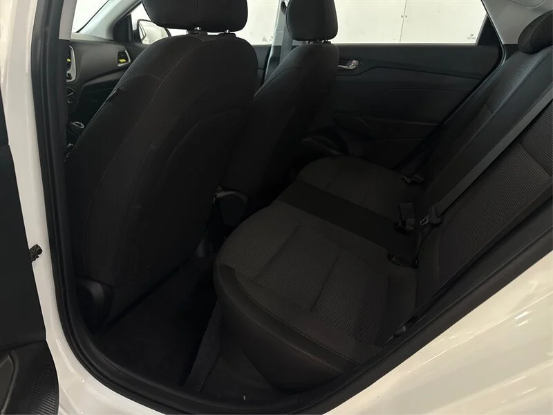 Used 2018 Frost White Pearl Hyundai SE image 10