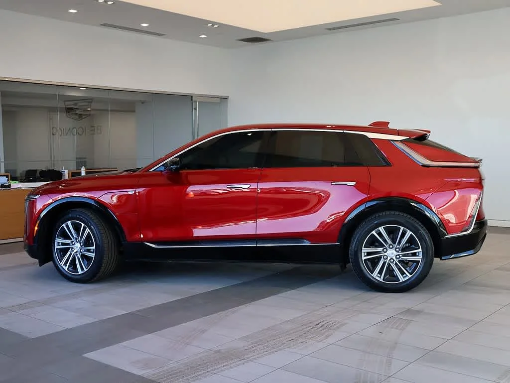 Used 2024 Cadillac LYRIQ Luxury 1 with VIN 1GYKPPRL7RZ102568 for sale in Libertyville, IL