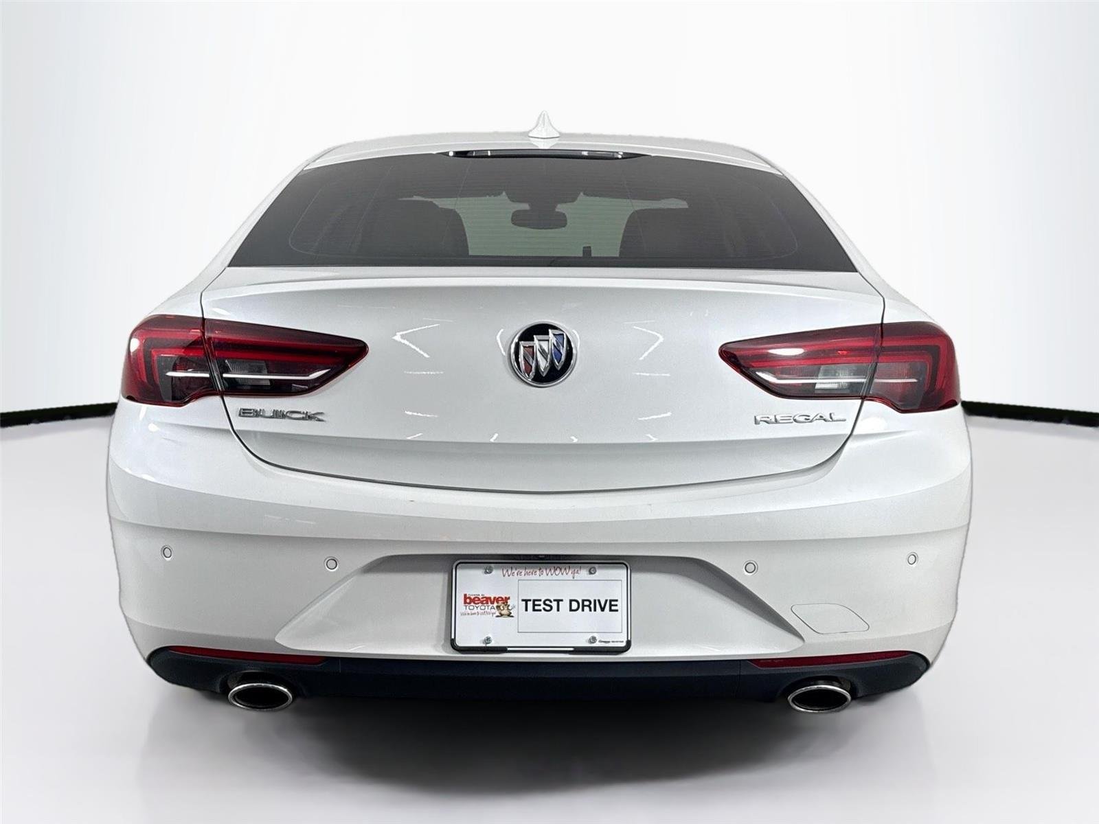 Used 2018 White Frost Tricoat Buick Essence image 13